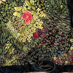 Vintage 100% silk Gucci scarf